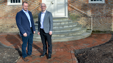 Professors John Swaddle and Rob Rose stand beside one another. They will help lead William & 玛丽’s new Institute for Integrative Conservation