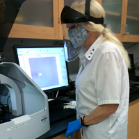 Amy Wilkerson checks out the Dektak XT surface profiler in one of William & 玛丽’s Applied Research Center core labs