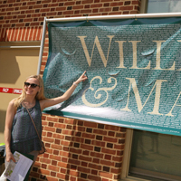 A students points to a large William & 玛丽 sign