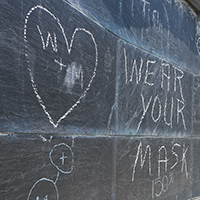 A chalkboard outside William & 玛丽's Integrated Science Center displays words of encouragement.