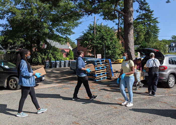 William & 玛丽 students deliver food to waiting vehicles at the House of Mercy food pantry as part of Williamsburg Engagement, a program of the Office of Community Engagement. (Photo by Rich Thompson)
