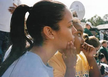 Nicole Lynn Lewis attends a football game with her daughter, Nerissa, while attending William & 玛丽. (Courtesy of Nicole Lynn Lewis)