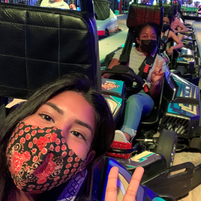 A group of incoming William & 玛丽 Posse Scholars met at an amusement center in August. From left: Kimber Sejas, Darie Levermore, Mialy Simon, Keon Parastaran, Peter Awabdeh.