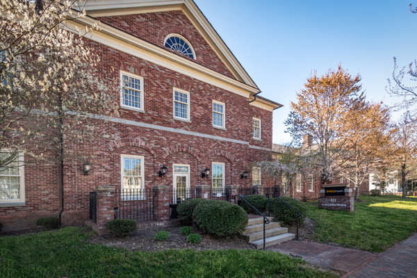 The front of the VCU Health clinic at William & 玛丽 (Photo by Allen Jones, VCU)