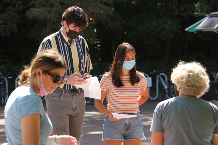 William & 玛丽 students register to vote during a voter drive at the Sadler Terrace on Sept. 28, National Voter Registration Day. (Photo by Stephen Salpukas)