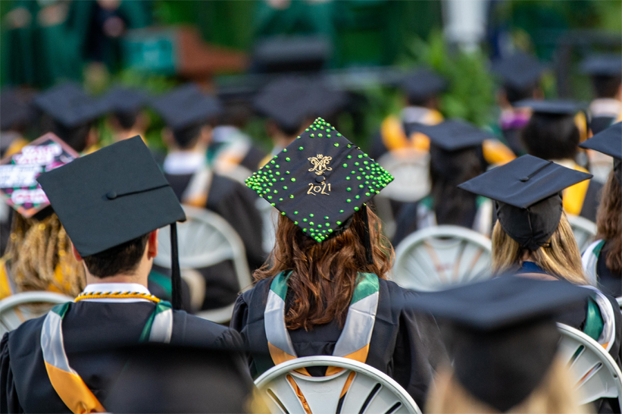 Mortarboard with confetti, the William & 玛丽 cypher and Class of 2021