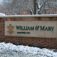 William & 玛丽 sign in the snow