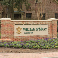 A brick sign that says William & 玛丽