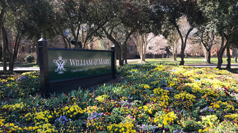 William & 玛丽 campus sign surrounded by spring flowers.