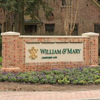 William and 玛丽 campus sign surrounded by spring flowers.