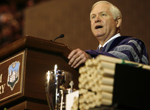 U. S. Secretary of Defense Robert M. Gates ('65) addressed graduates at William and 玛丽's commencement May 20, 2007. By Stephen Salpukas.