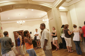 The admissions office welcomes more than 25,000 people to William and 玛丽 each year. By Stephen Salpukas