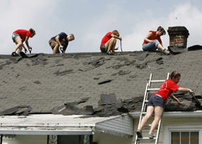 William and 玛丽 students work at removing a roof at a home in Williamsburg as a part of the first annual Students Helping Out Williamsburg (SHOW) Day Tuesday. Photo by Stephen Salpukas