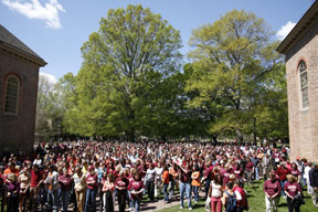 The William and 玛丽 community gathered outside the Wren to honor the memory of those killed at VA Tech. 