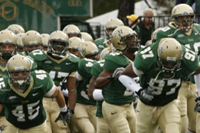 At William and 玛丽, student-athletes excel on and off the field. By Stephen Salpukas.