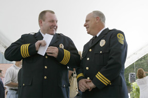 William and 玛丽 Campus Police Chief Don Challis (l) and 2007 Duke Award recipient Capt. Ed Davis.