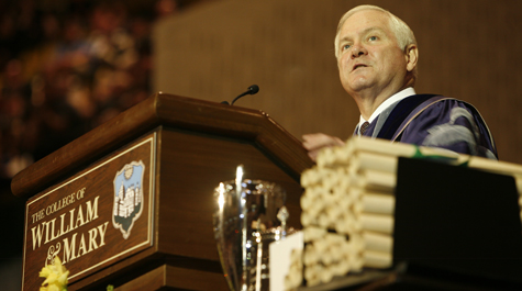 Robert M. Gates '65 addresses graduates at William and 玛丽's commencement in May 2007.  (Photo by Stephen Salpukas)