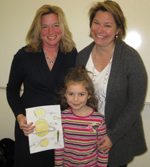 Lyra Swaddle, daughter of William & 玛丽 geologist Rowan Lockwood (right) presented Ellen Stofan with a signed, original drawing of the solar system following Stofan’s talk to geologists and geology students. “I’m going to put this on the wall of my office,” Stofan told Lyra. Photo by Joseph McClain.