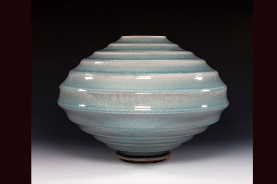 Vase, stoneware, 2018 (Photo courtesy of Mike Jabbur)