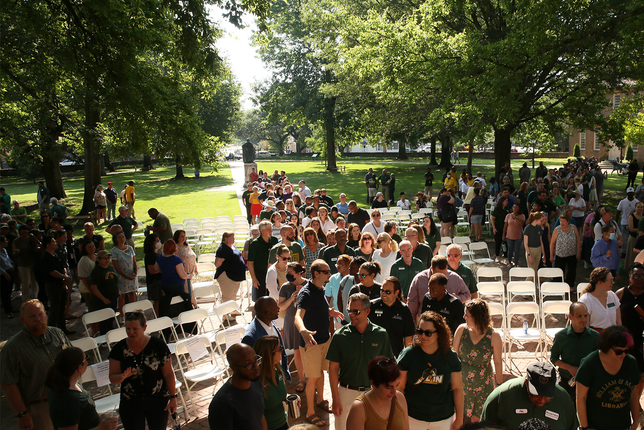 Faculty and staff of William & 玛丽 enter the Wren Building during Employee Convocation.
