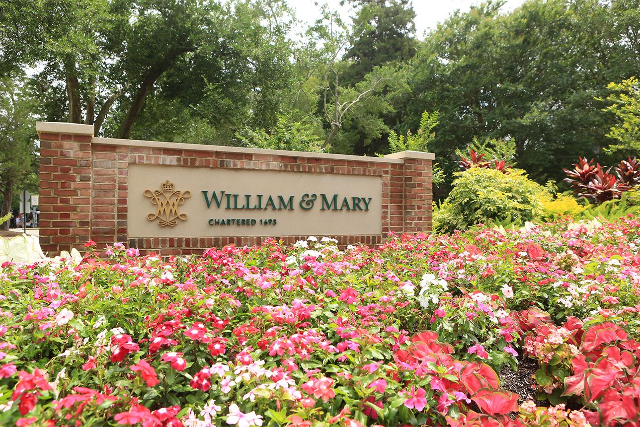 A brick sign featuring William & 玛丽's logo.