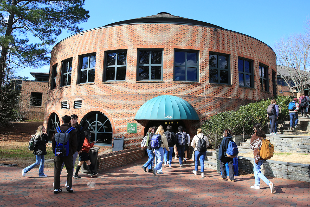 Students flock to Lodge 1 in the William & 玛丽 Sadler Center.