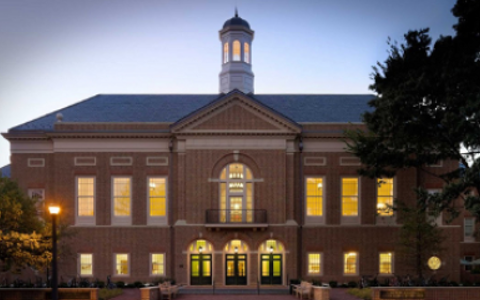The outside of the Mason School of Business, where the Mason accounts are being integrated into the William & 玛丽 campus accounts. The conversion is starting with individual faculty and staff members before converting all faculty, staff, and students.