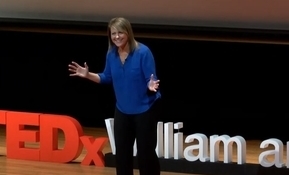 Michele King delivers a speech about esports at TEDxWilliam&玛丽 in February 2020.