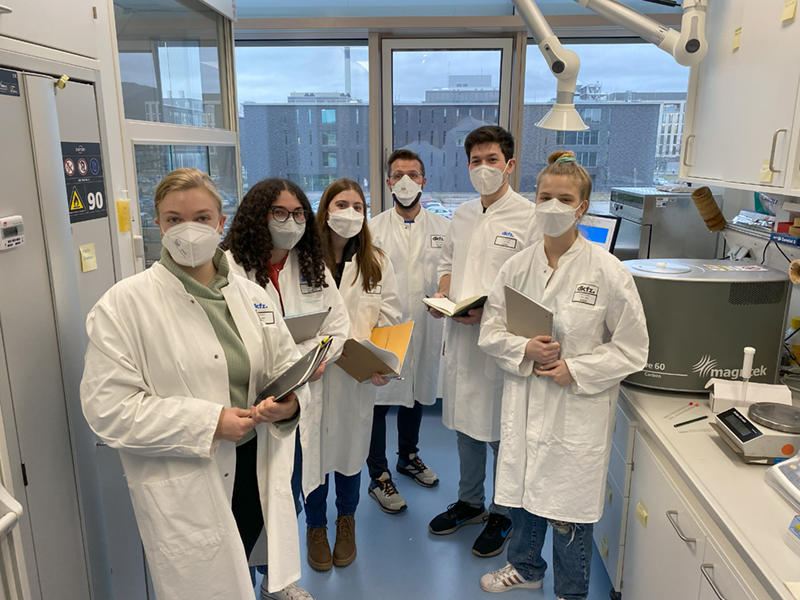 At the German Cancer Research Institute [Deutsches Krebsforschungszentrum] dipeptide analysis lab. Courtesy Sam Rubin