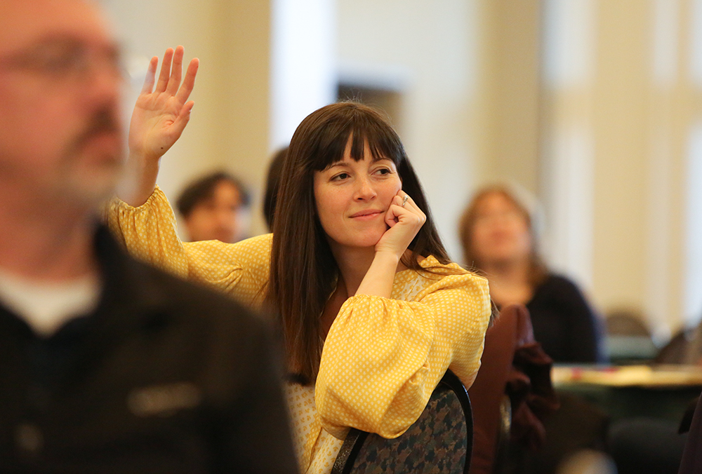 A William & 玛丽 employee raises their hand at a staff function.