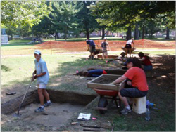 William & 玛丽 students at the summer archaeological field school in 2011.