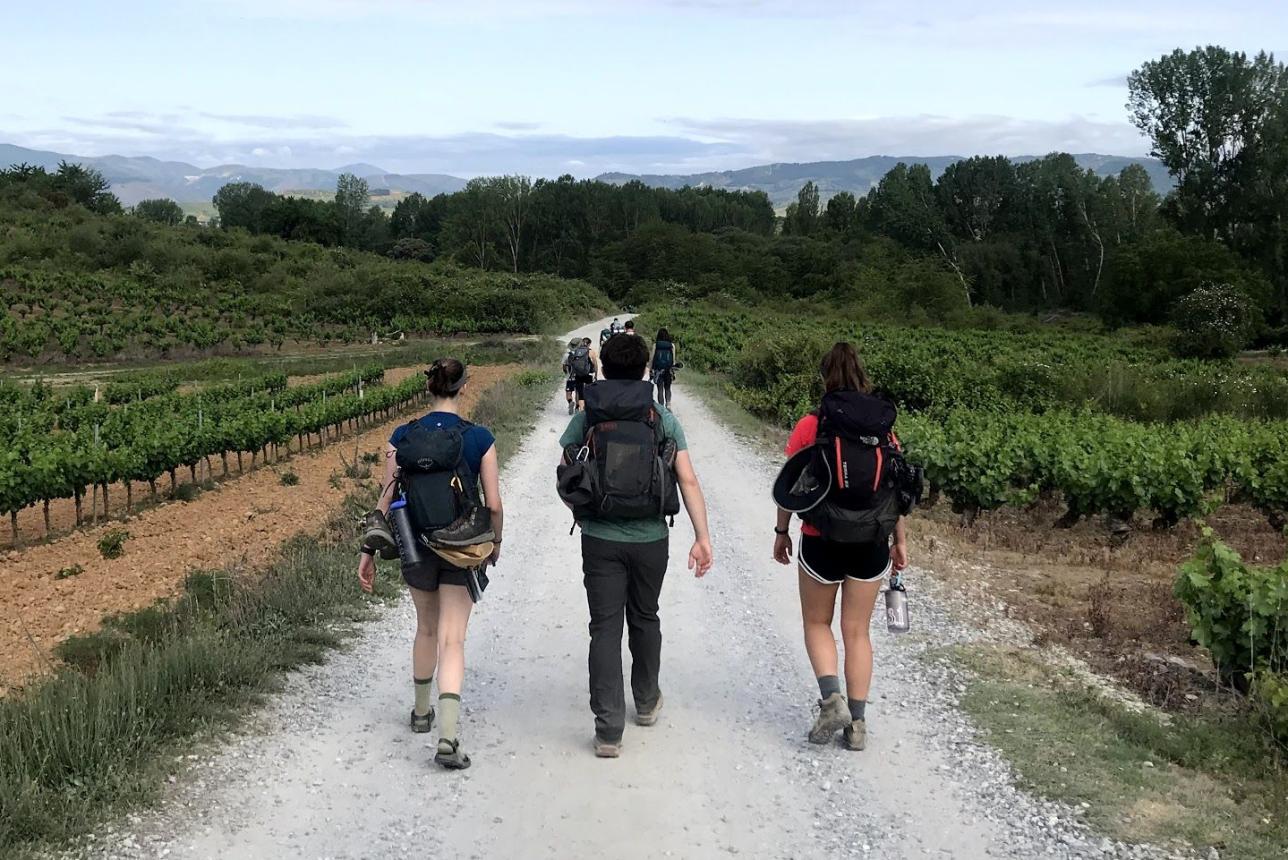 William & 玛丽 Students walking on el Camino de Santiago